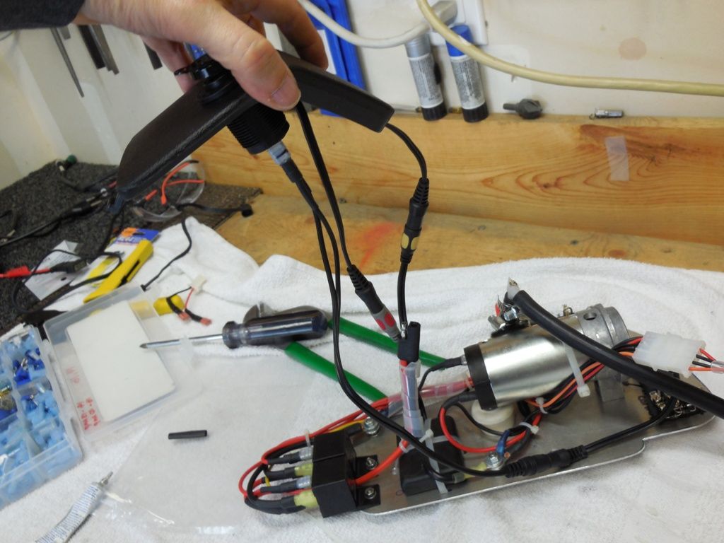 Modern Vespa Vespa GTS 250 Heated jacket and gloves install stepbystep